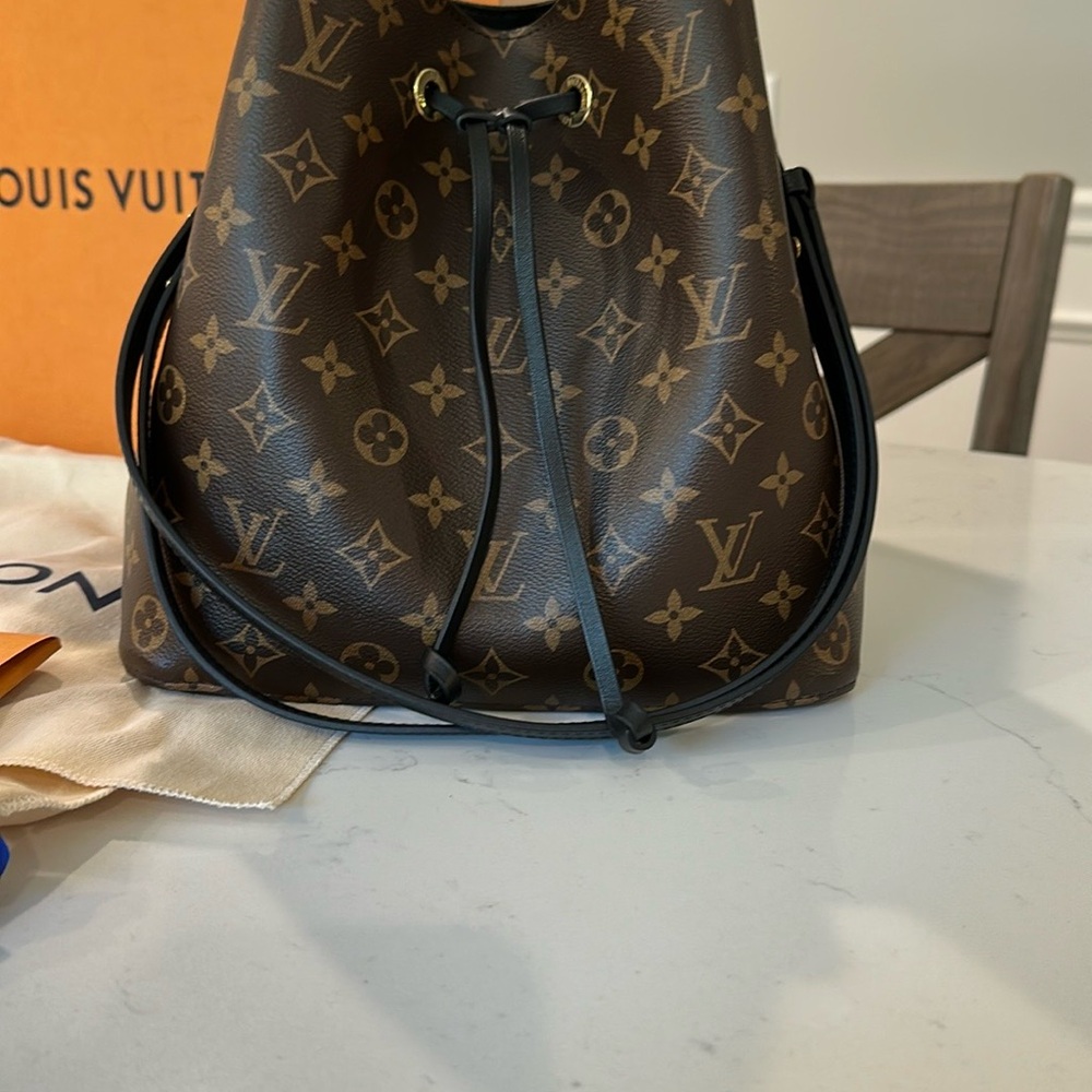 Louis Vuitton NeoNoe MM noir bag!